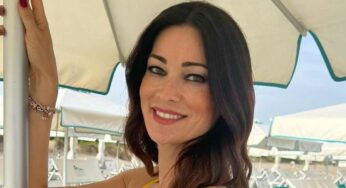 Manuela Arcuri, il tempo non passa mai: beccata così in vacanza – Video