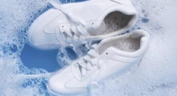 Scarpe bianchissime con un lavaggio in lavatrice: tutti sbagliano ma basta inserire questo ingrediente