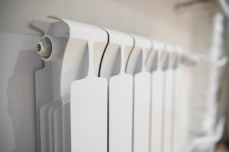 Con il freddo, molte famiglie italiane si trovano a dover affrontare il problema del caro energia