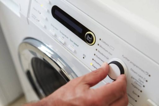 La centrifuga della lavatrice consente di estrarre l'acqua in eccesso dai capi bagnati, riducendo notevolmente il tempo necessario per asciugarli.