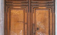 graffi sulle porte in legno: come rimuoverli