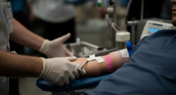 Donare il sangue non fa bene solo al cuore: ecco perché chi lo fa si allunga la vita