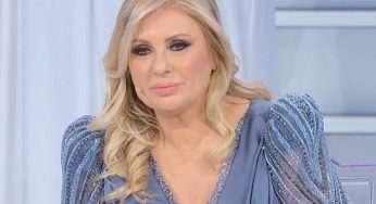 La foto di Tina Cipollari in costume diventa virale: fisico scultoreo