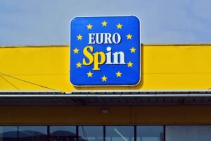 Si tratta di un localizzatore GPS, venduto a soli 10,99 euro, che promette di offrire funzionalità simili a quelle dei prodotti Apple, generando entusiasmo e curiosità tra i consumatori.