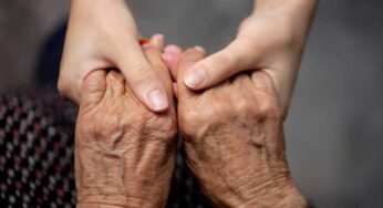 Ha 102 anni e ne dimostra la metà: il segreto è che ancora lavora (ed altro)