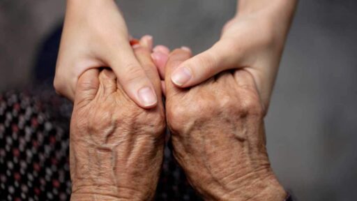Anziana 102 anni lavora