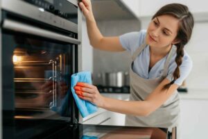 come pulire il vetro del forno