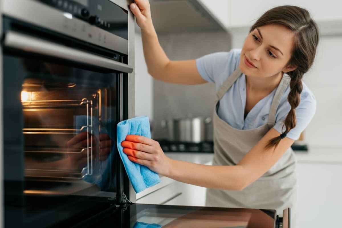 come pulire il vetro del forno