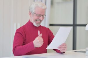 Anziano legge documento