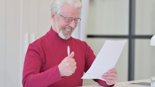 Anziano legge documento