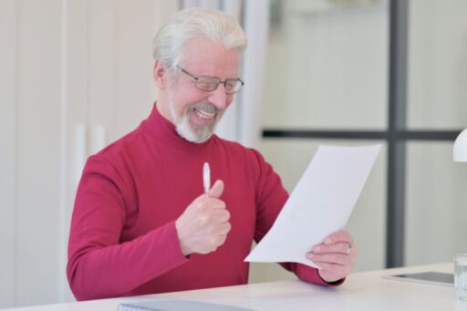 Anziano legge documento