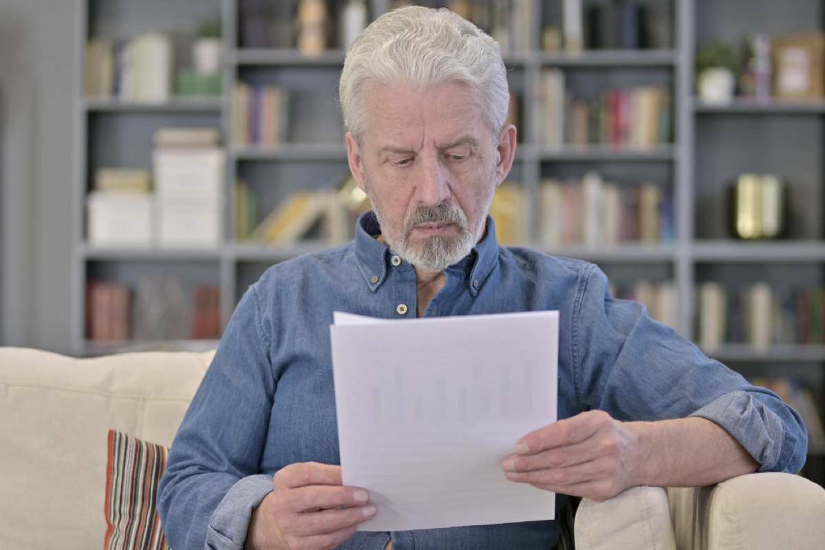 Uomo legge documento