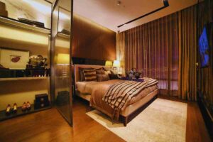 vestiti nell'armadio dell'hotel