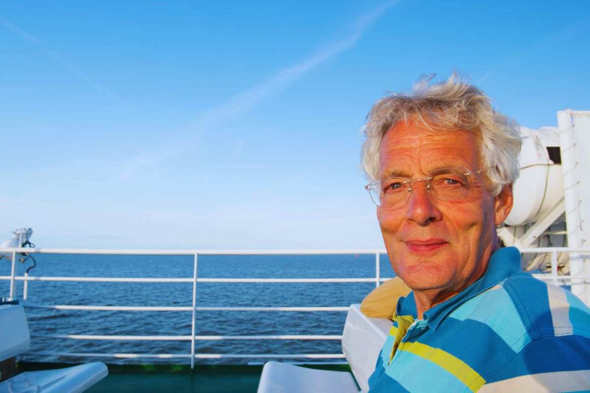 l'uomo che vive in crociera