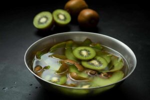 bucce di kiwi in acqua: perchè?