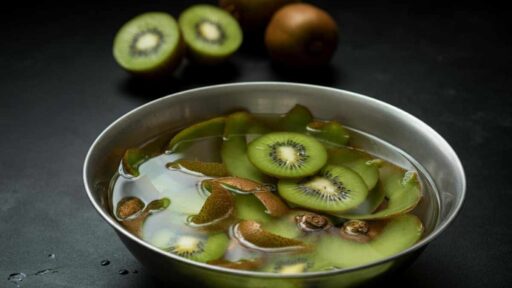 bucce di kiwi in acqua: perchè?