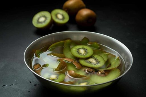 bucce di kiwi in acqua: perchè?