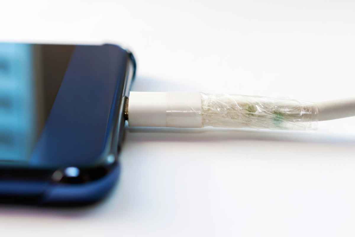 Caricabatterie rotto, se lo butti fai un errore madornale, tutti i dettagli