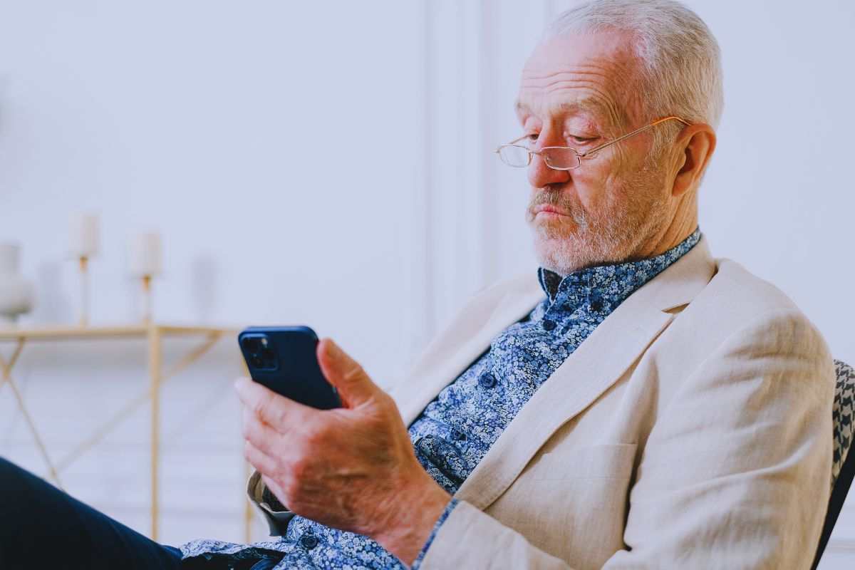 se il partner spia le chat è reato