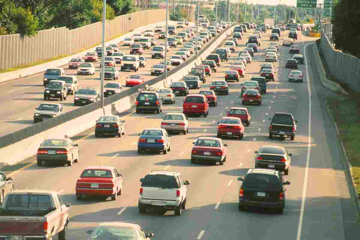Traffico autostradale da bollino rosso e nero