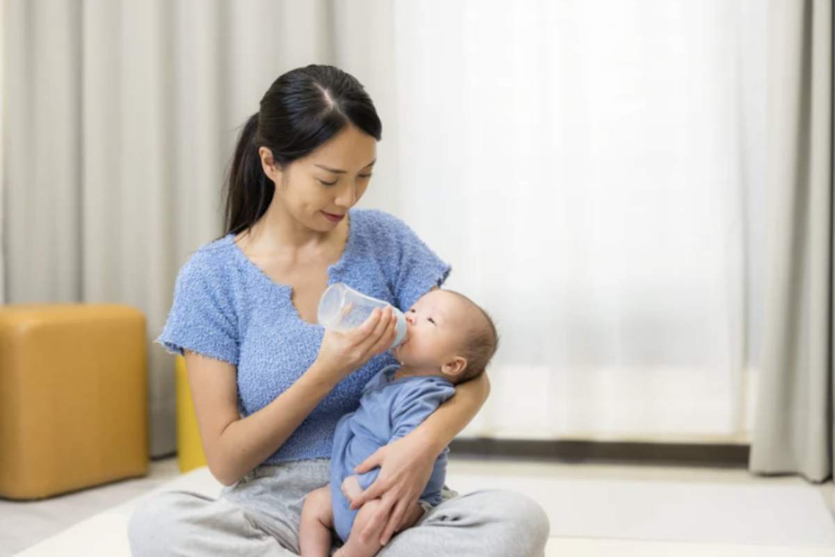 Mamma neonato Dai sei mesi in poi, con l’avvio dell’autosvezzamento, si può iniziare a offrire al bambino anche l’acqua, integrandola gradualmente nella sua routine alimentare.