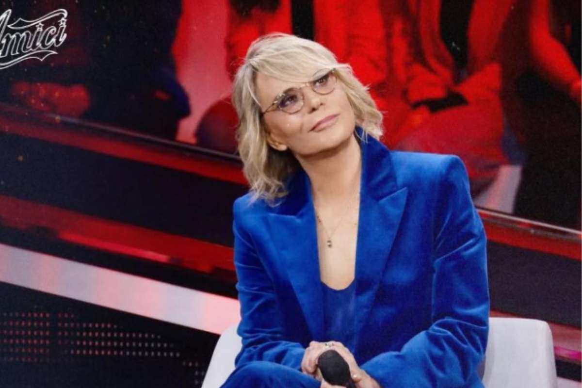 in foto maria de filippi nello studio di amici