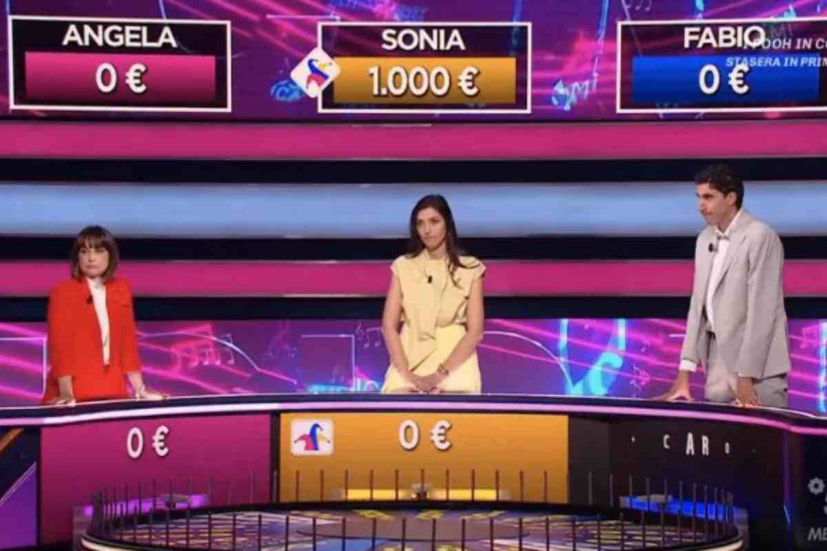 Concorrenti gareggiano a La Ruota della Fortuna