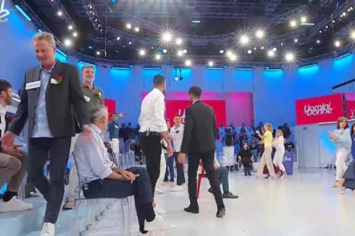Uomini e Donne, il parterre del trono over protesta