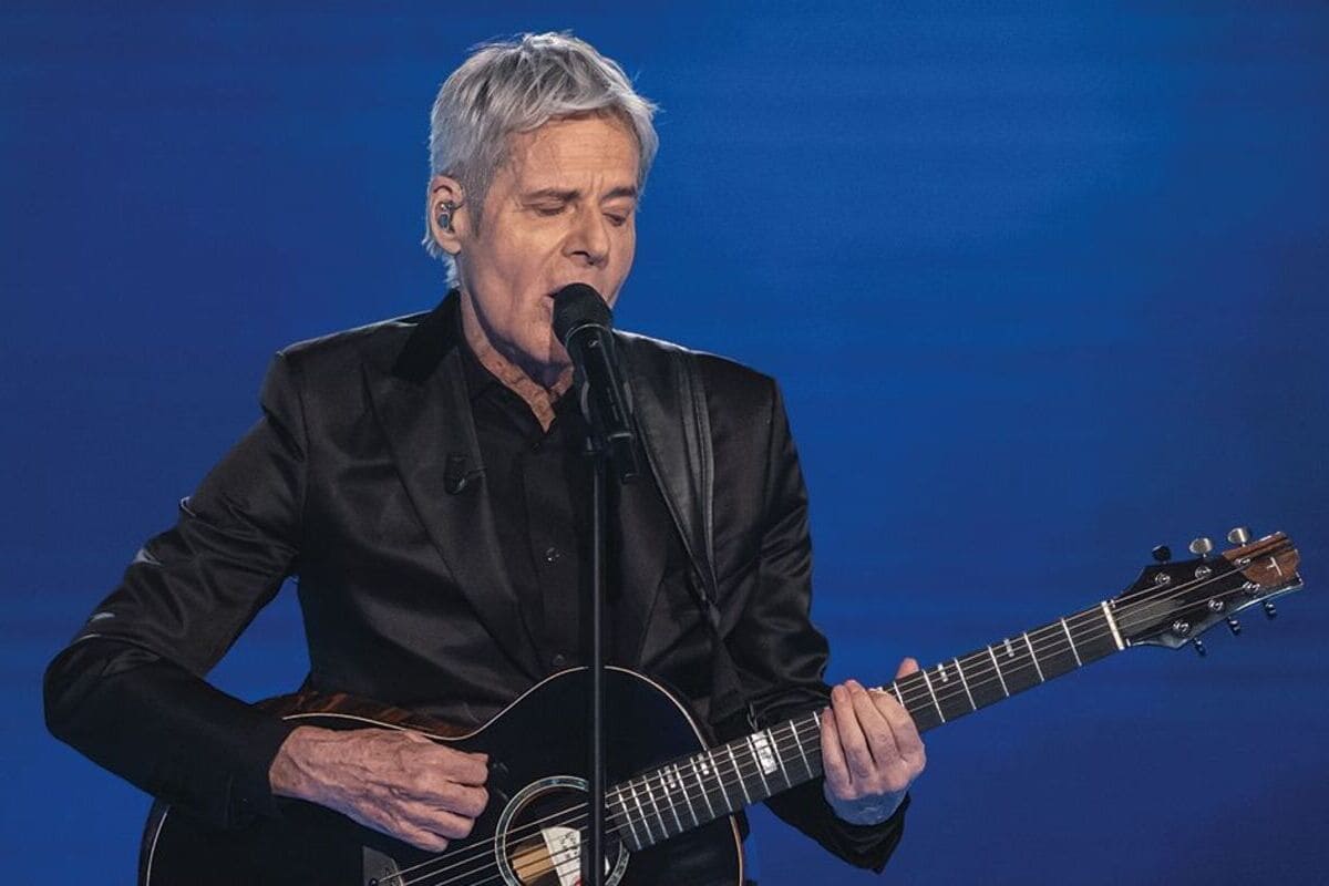 Claudio Baglioni in una foto recente scattata durante un evento musicale