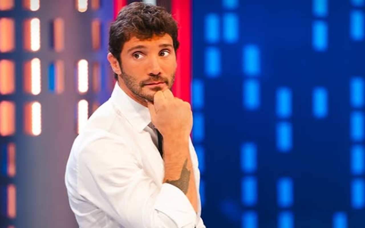 Primo piano di Stefano De Martino nello studio Rai