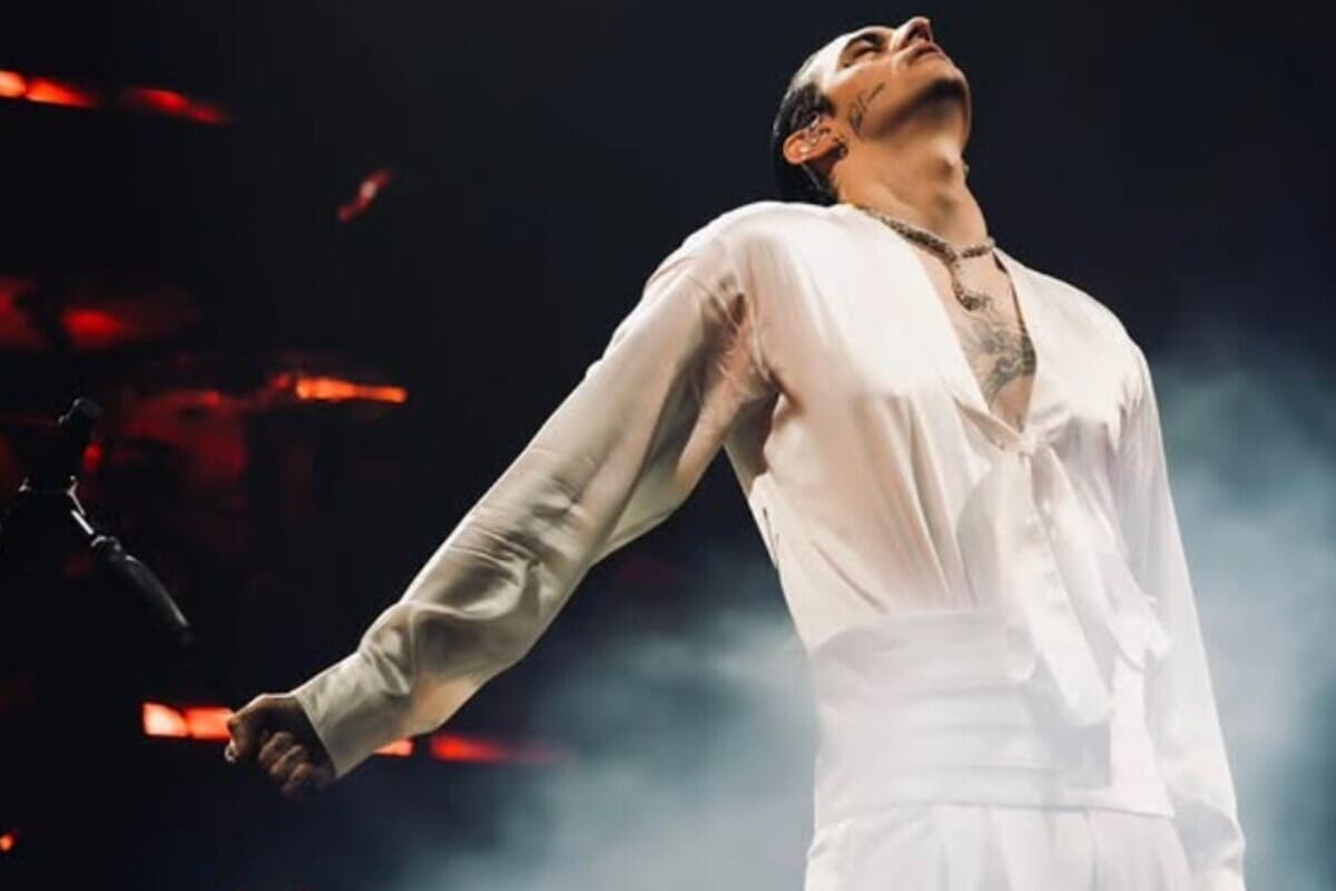 Achille Lauro durante un'esibizione dal vivo nel 2026